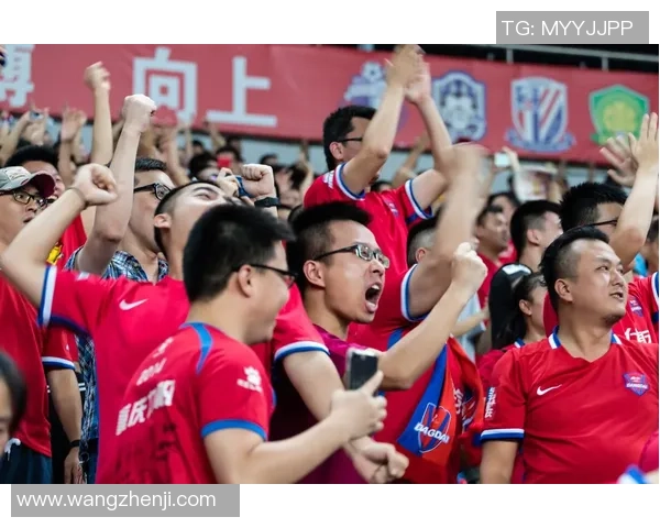 球迷热情合影记录足球球星风采瞬间留下珍贵回忆