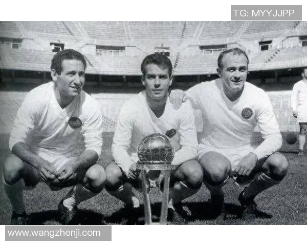 苏联足球传奇球星回顾：从贝尔季耶夫到普斯卡什的辉煌历程