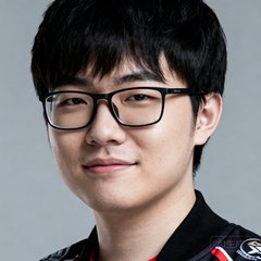 前LPL知名战队教练张炜的半身近照，他戴着黑框眼镜，穿着战队队服，表情认真而温和
